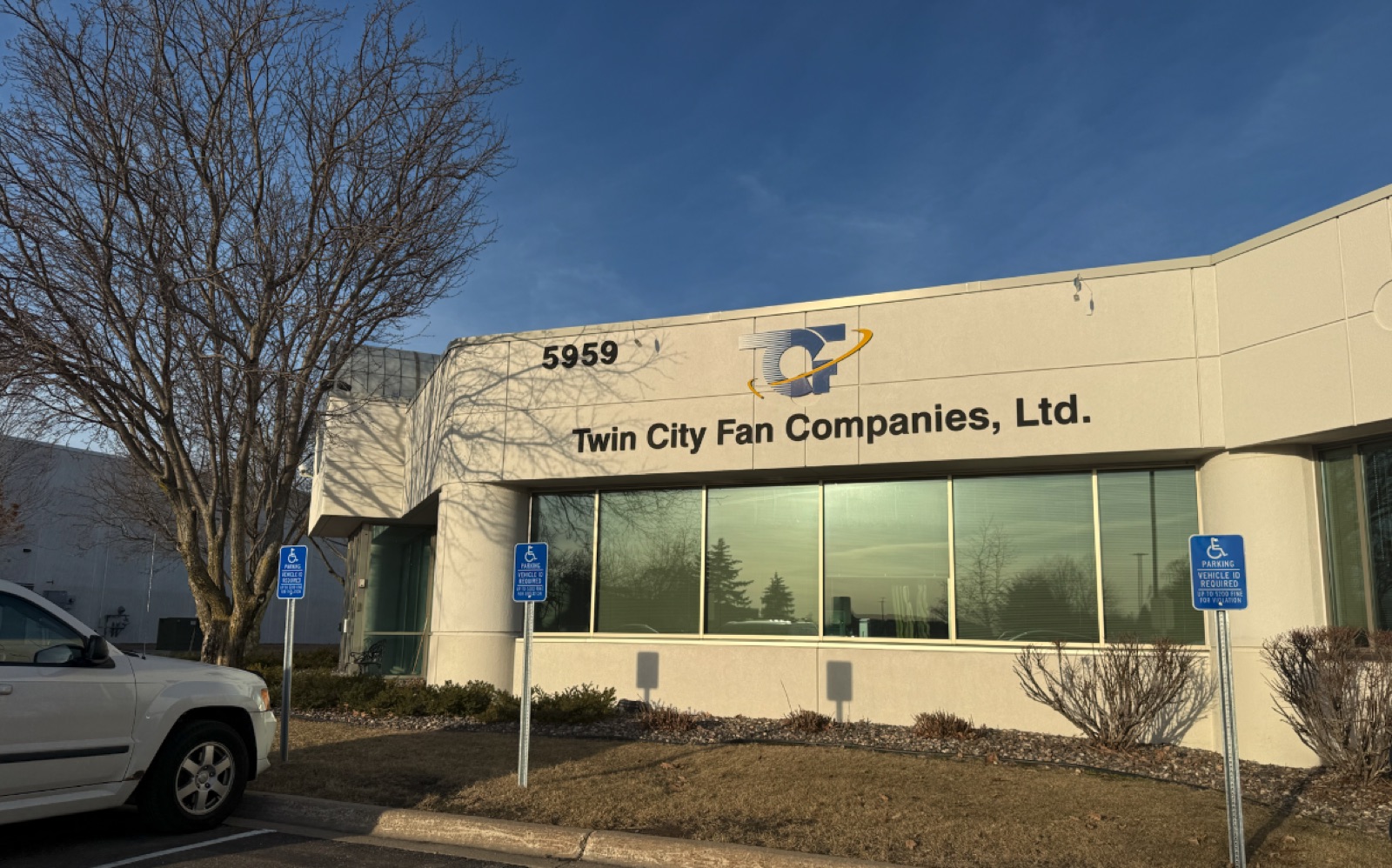 Twin City Fan Companies の本社外観